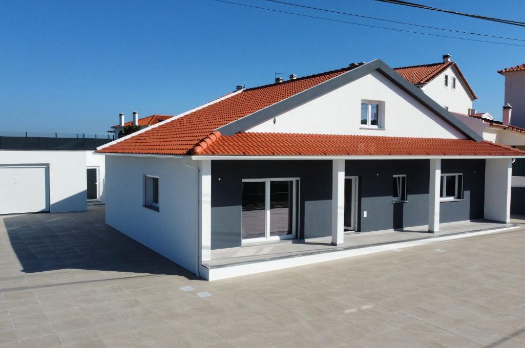 Espaçosa Moradia V4 com piscina - Coimbrã / Peniche