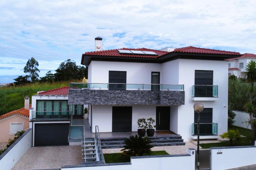 Magnífica Moradia V4 com piscina no Centro da Lourinhã