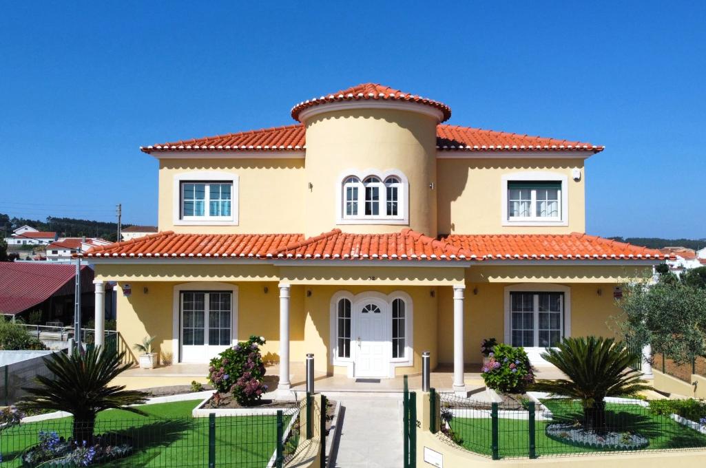 Magnifica Villa com  5 Quartos  - Piscina - a 10 km da Praia